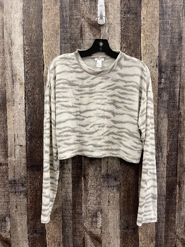 Top Long Sleeve By Forever 21 In Grey & White, Size: M Streetwear Style