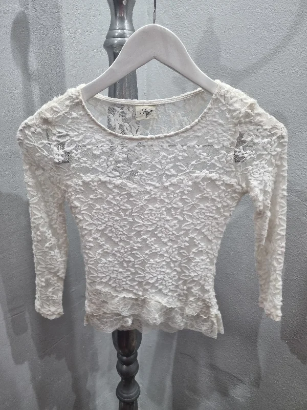 Free2BU Lace Crop Top (6/30) Laid